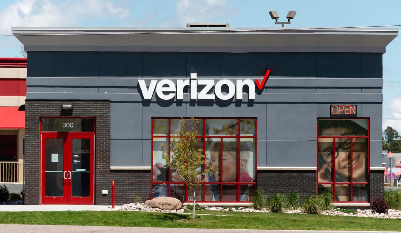 As AT&T, Verizon and T-Mobile shares fall, Wall Street assesses the growing SpaceX threat
