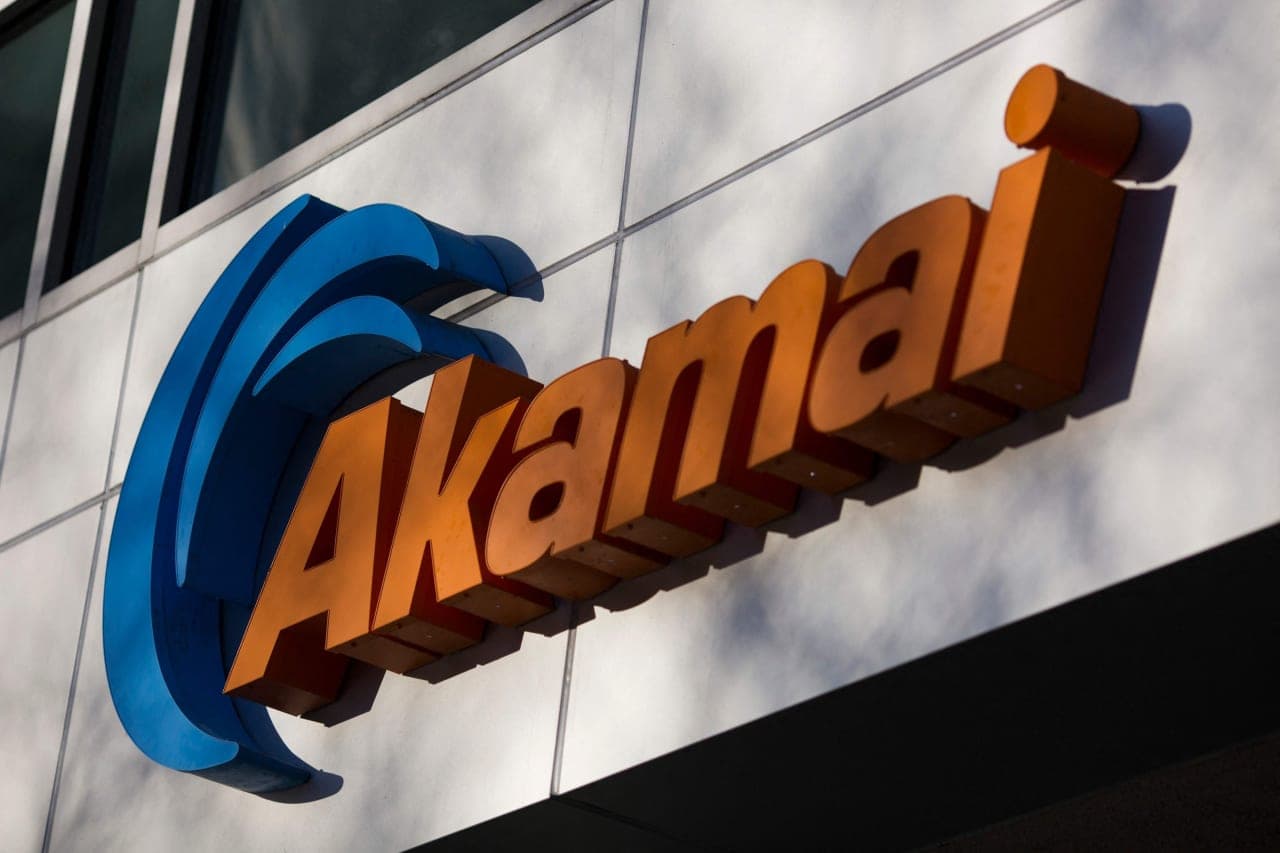 Akamai stock is surging. A $12 billion Anthropic deal reveals its powerful edge over cloud providers.