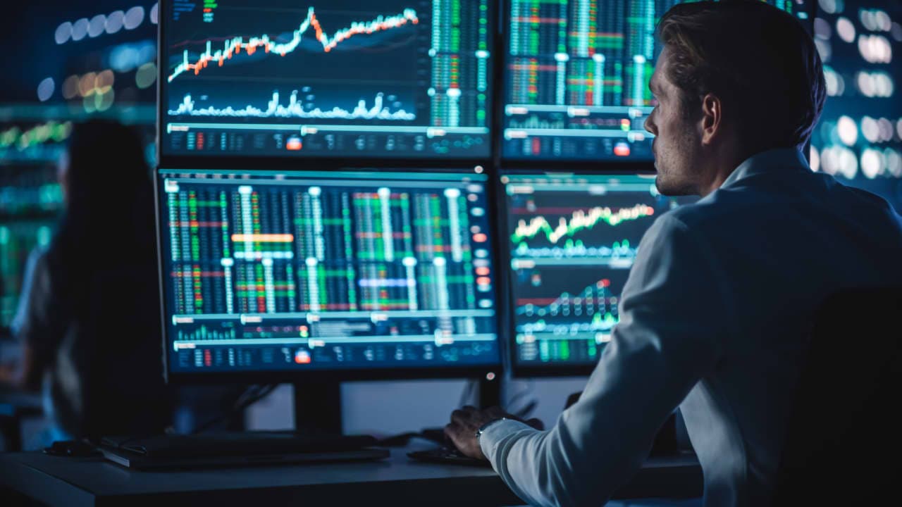 It’s been a painful month for hedge funds. To turn it around, they are shorting U.S. stocks.