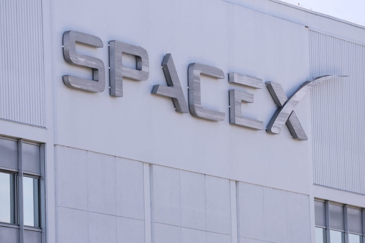 SpaceX’s Starlink Mobile plans are pressuring AT&T and Verizon shares