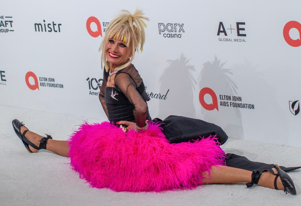Designer Betsey Johnson takes $7 million SoCal home off the market