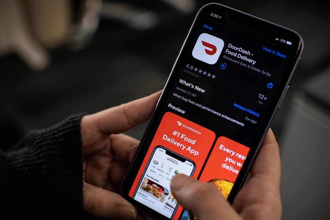 DoorDash and Instacart want to join forces. Will the U.S. government get in their way?