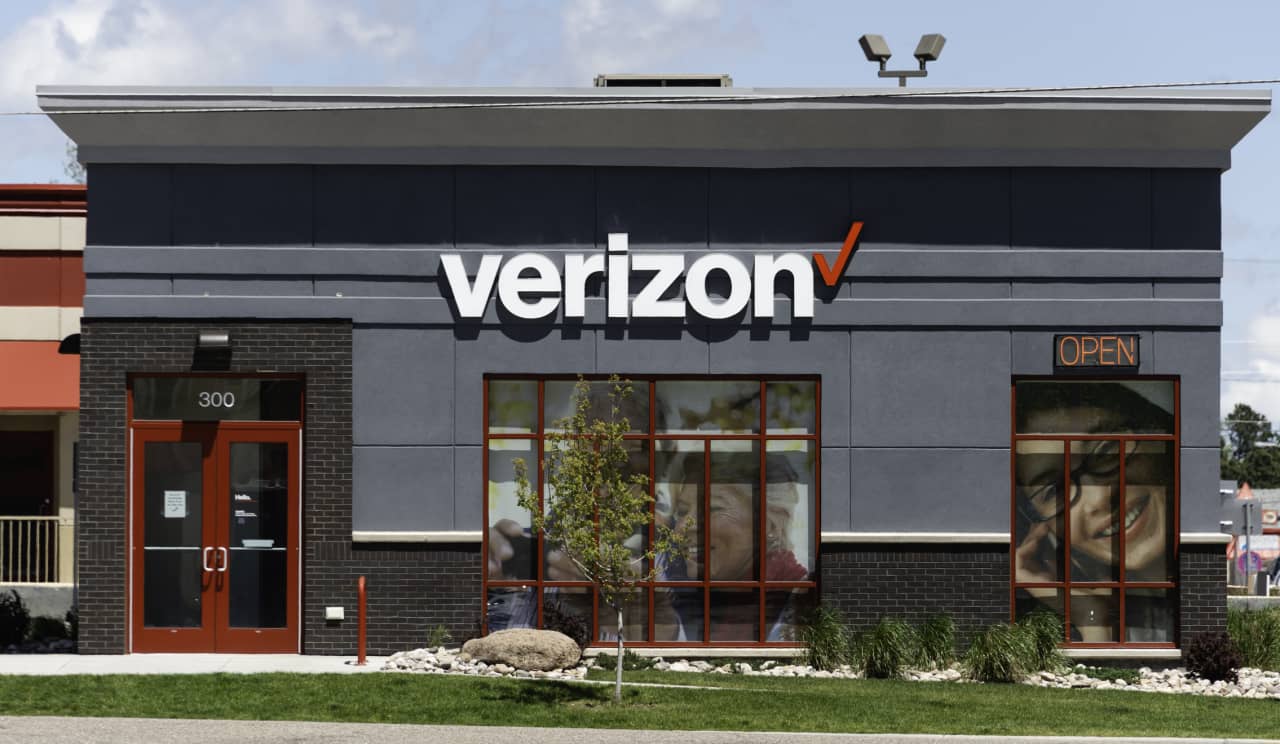 As AT&T, Verizon and T-Mobile shares fall, Wall Street assesses the growing SpaceX threat