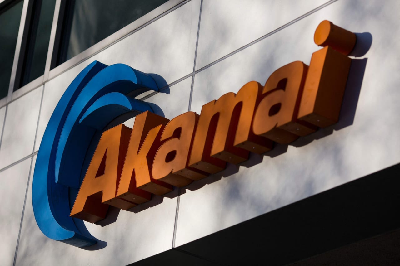 Akamai stock is surging. A $12 billion Anthropic deal reveals its powerful edge over cloud providers.