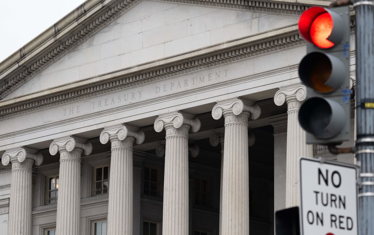 Bond yields surge as Wall Street fears more potential Federal Reserve rate hikes