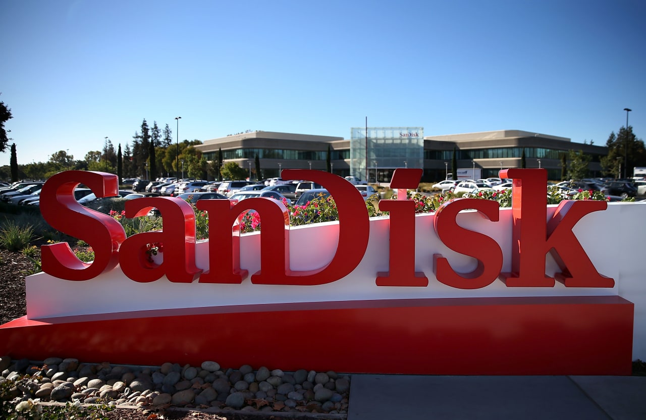 Sandisk’s stock is plunging, but some analysts are getting even more bullish