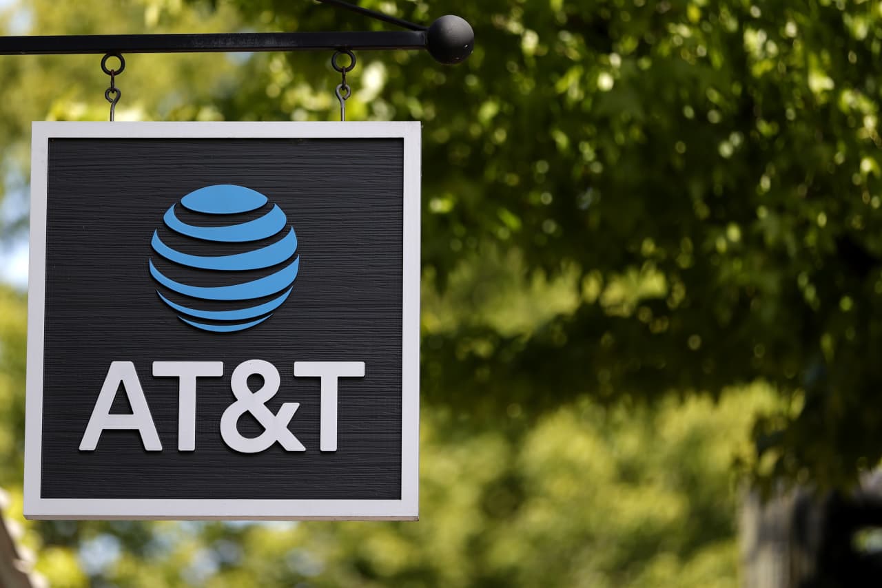 AT&T shrugs off SpaceX fears with its own large haul of new internet subscribers