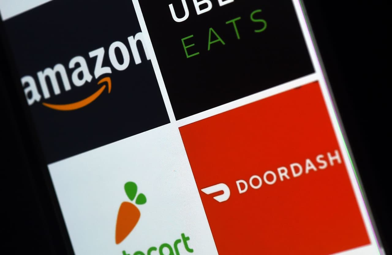 A possible DoorDash-Instacart deal is all about keeping up with Walmart and Amazon, analysts say