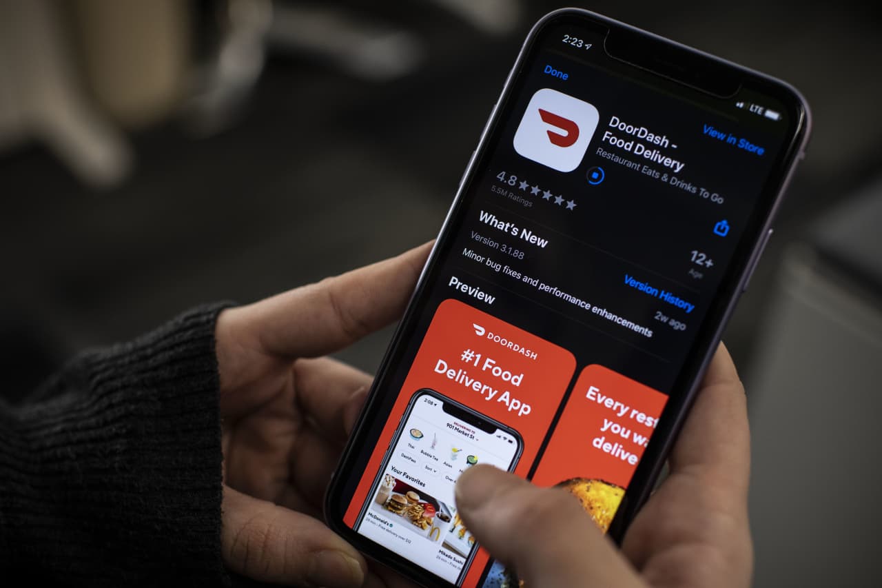 DoorDash and Instacart want to join forces. Will the U.S. government get in their way?