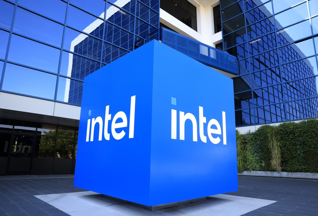 Intel’s stock rises as investors hope memory chips can mark the next step in its turnaround