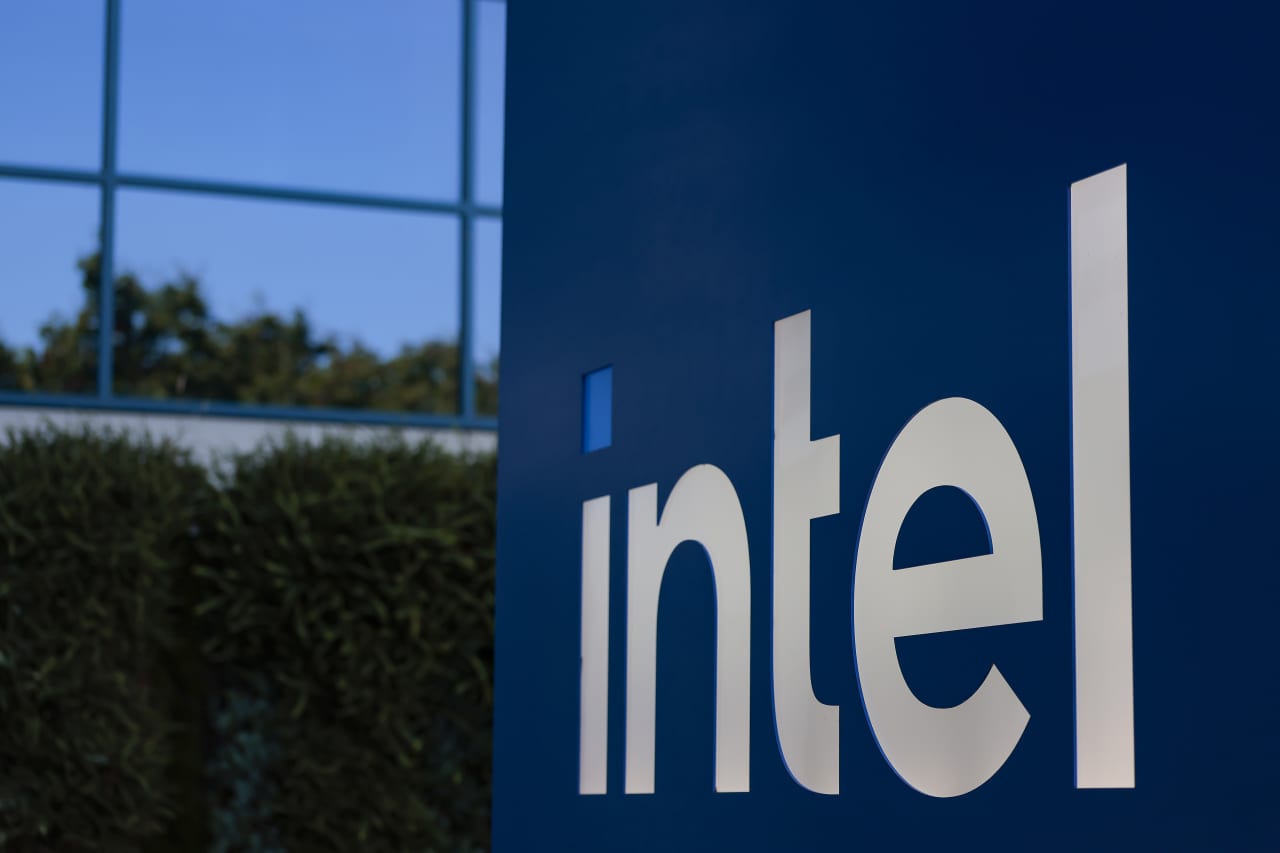 Micron, Intel and other chip stocks are furthering their strong comebacks