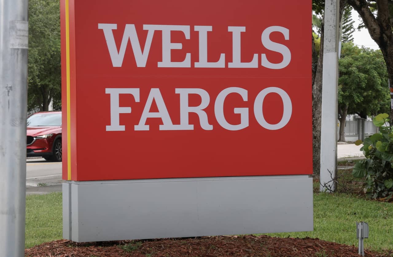 Wells Fargo just cut its S&P 500 price target. Will others follow?