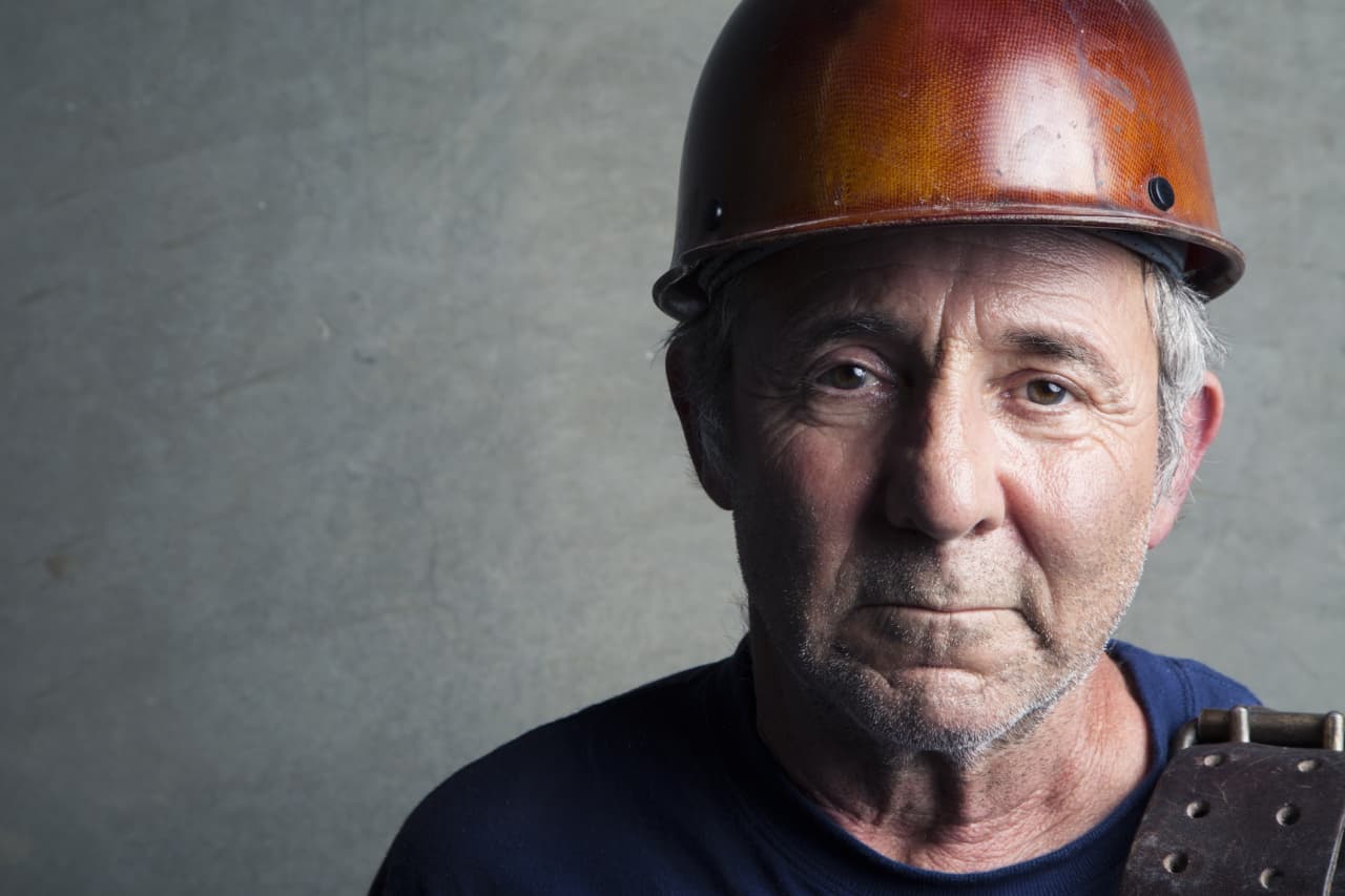 A new bill in Congress would lower the retirement age to 60. See who would qualify.